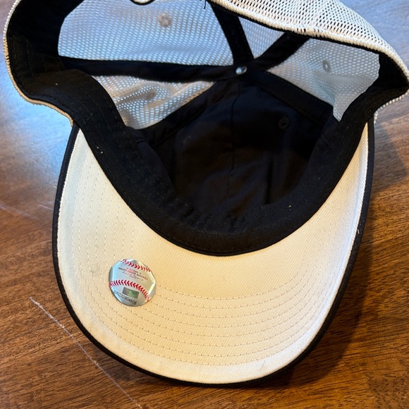 Nike Black and White NY  Yankee Logo Cap - Picture 4 of 4